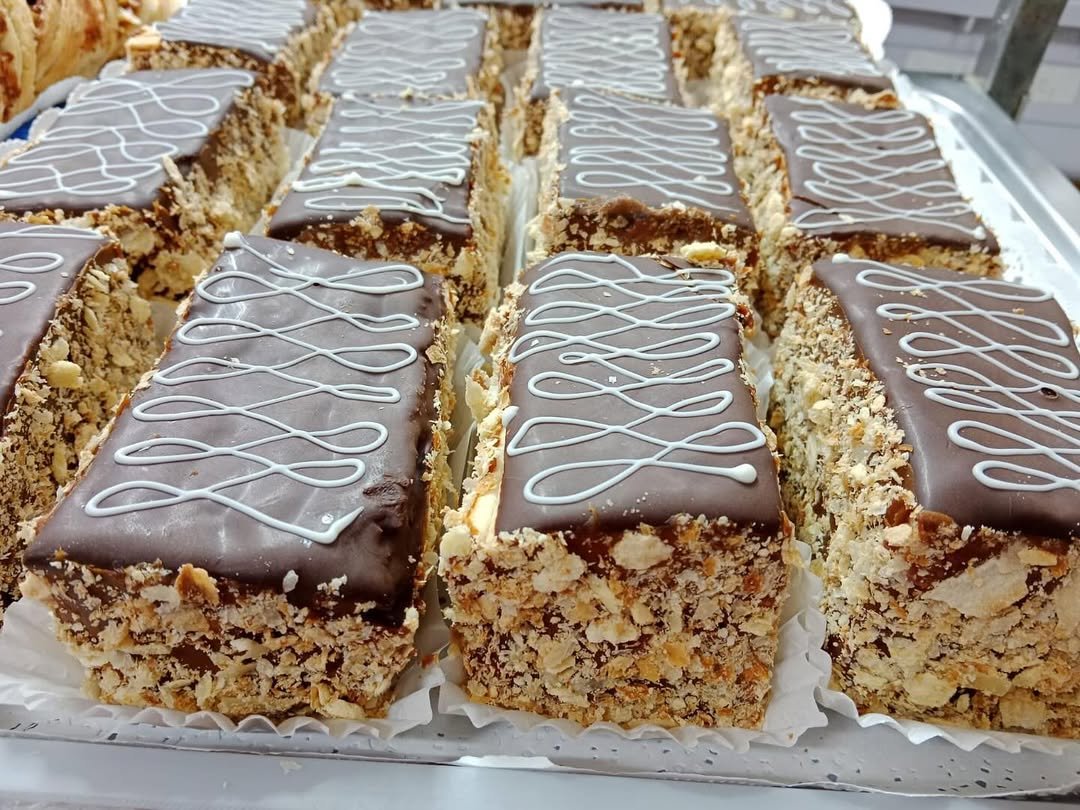 ✨ ¡Una delicia que se derrite en tu antojo! ✨Nuestra porción de torta mil hojas está rellena con ✨ ¡Una delicia que se derrite en tu antojo! ✨Nuestra porción de torta mil hojas está rellena con